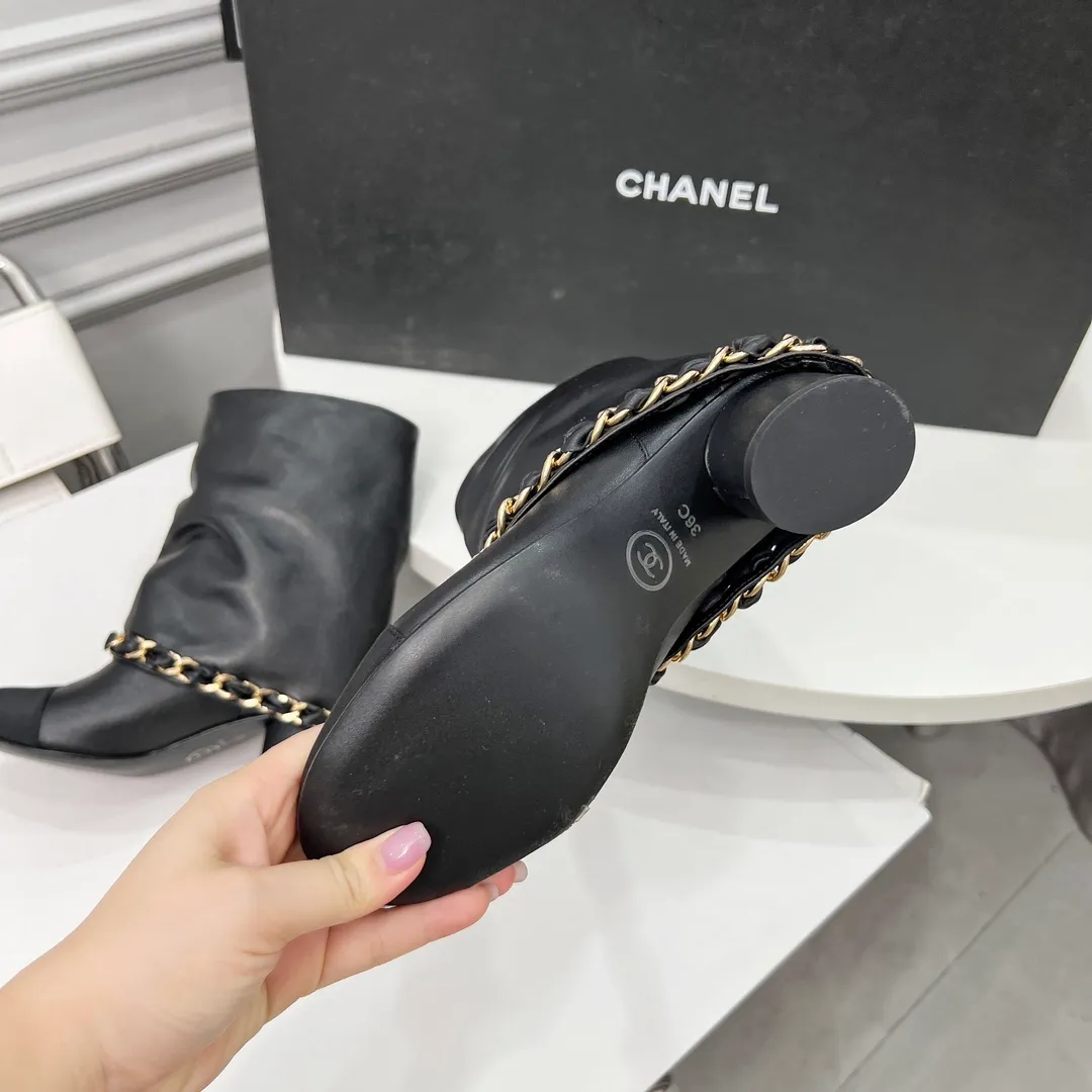 👟👟Ex-factory price 980👟👟 High version of Chanel CHANEL, 🌞🌞🌞Xiaoxiang’s latest boots for autumn and winter 2025, a must-have item for this autumn and winter! ! Ms. Chanel loves simple yet irresistible combinations to show her unique style. Mix and match freely to shine⚡Follow Grandma’s fashion steps! ! ! The top-notch craftsmanship and texture are perfectly presented. No matter any details, you can compare them with the counters. The best quality products can be entered and exited from the counters at will! ! ❶Material: imported cowhide ❷Inner lining: cowhide lining ❸Feet: cowhide lining ❹Outsole: original Italian leather outsole ❺Heel height: 5.5cm ❻Boot shaft height: 8 inches ❼Number: 35-40 (40 and 41 are customized and cannot be returned)